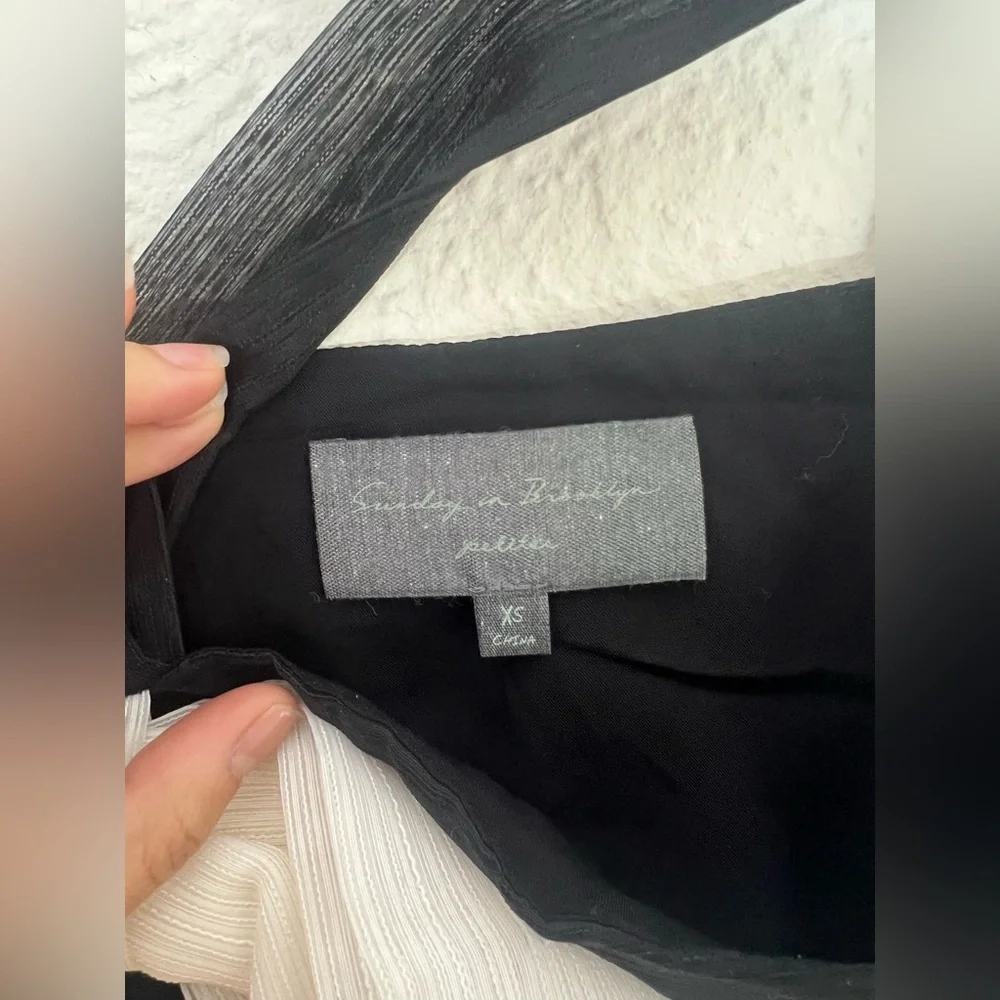 Chic Black and White Bow Top - Picture 9 of 9